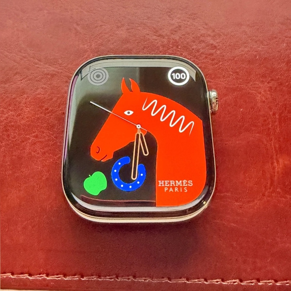 Apple Watch Hermès Dial – Red Horse with Blue Horseshoe and Green Accent